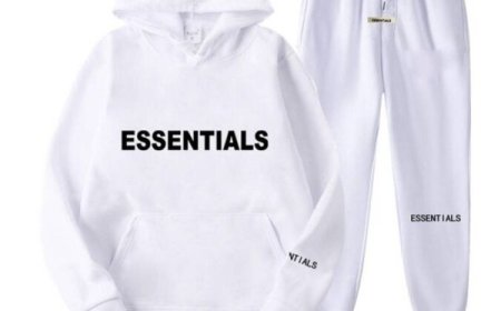 Heavyweight Essential Hoodie for Cold Weather
